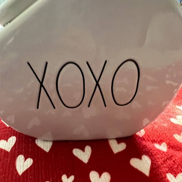 Rae Dunn XOXO cookie jar - Picture 4 of 9